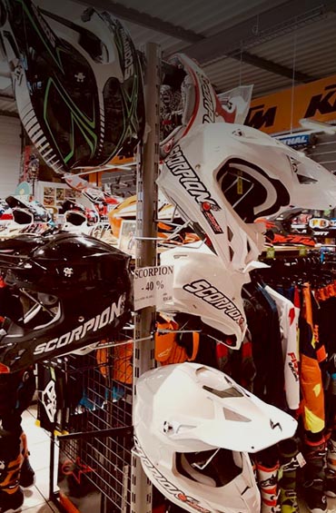 Casques et équipement moto en vente au sein du magasin de moto JBS à Toulouse (31)