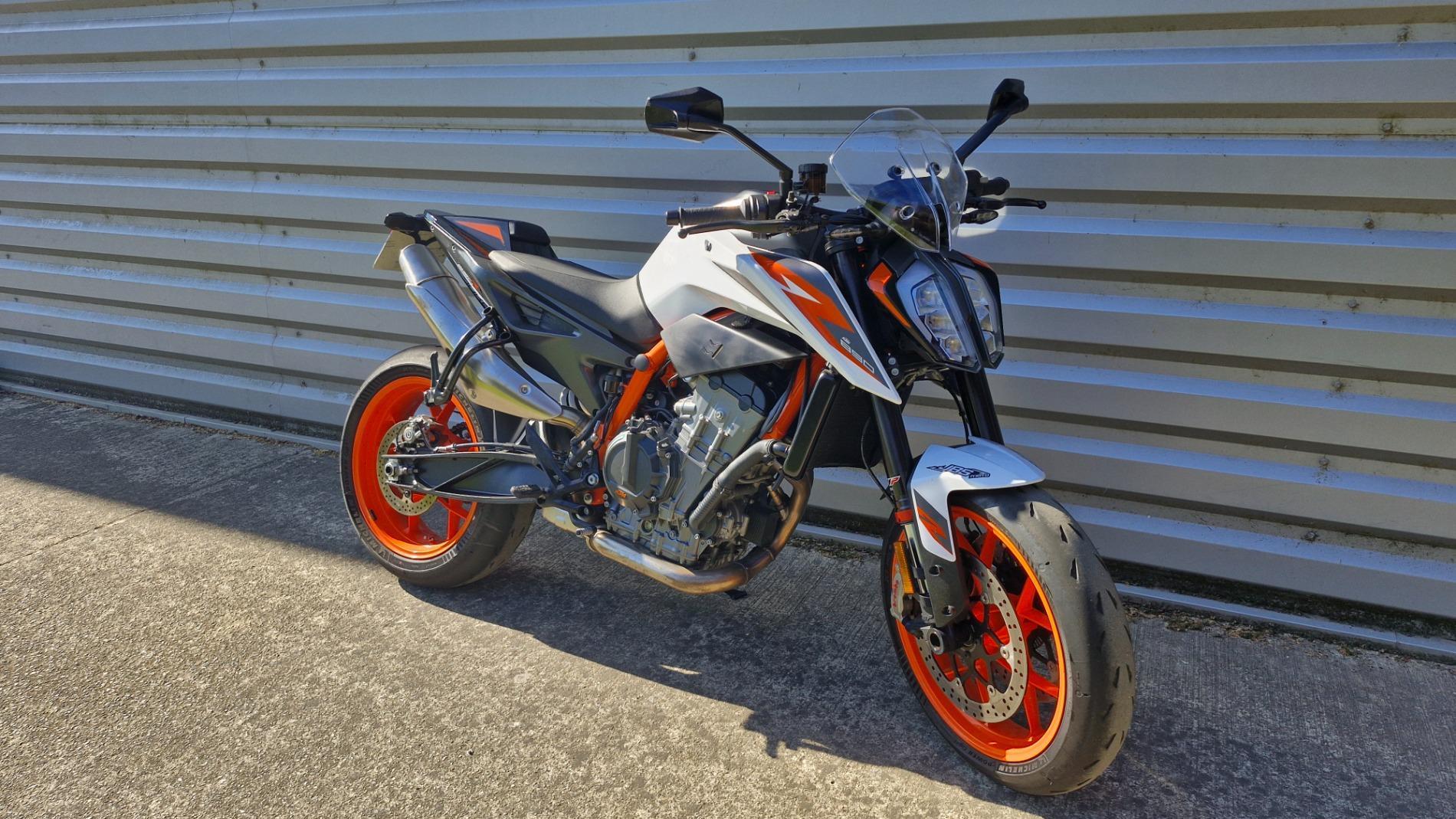 890 DUKE R