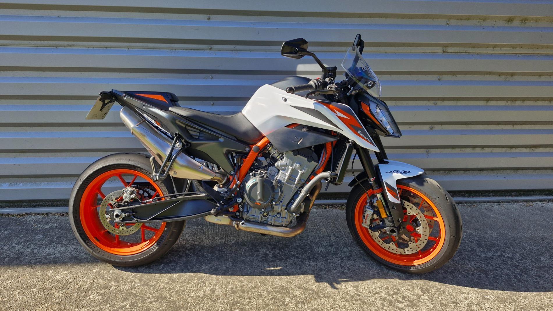 890 DUKE R