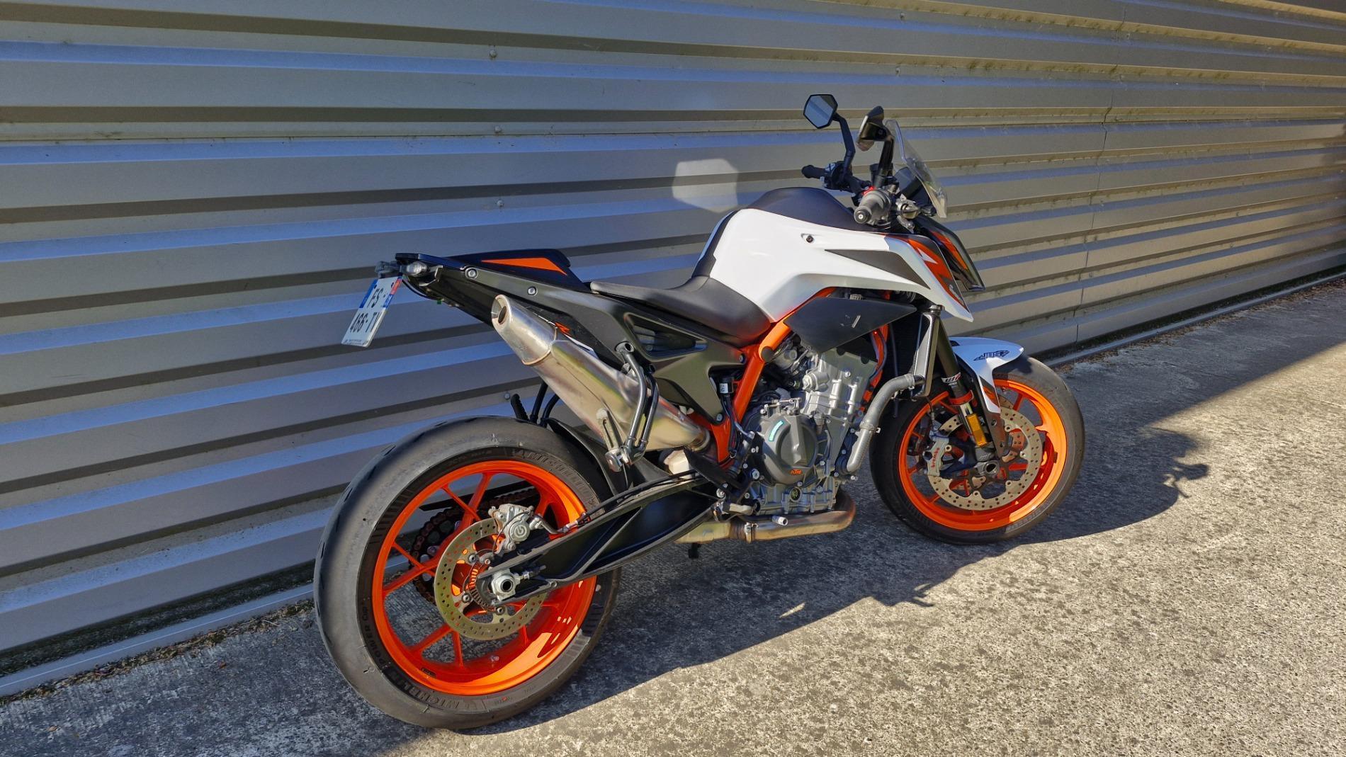 890 DUKE R