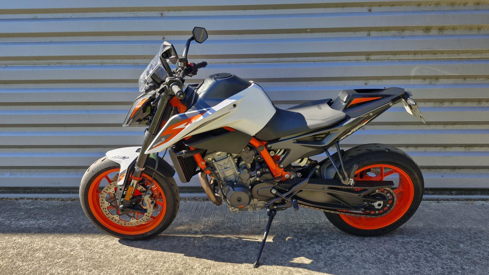 890 DUKE R