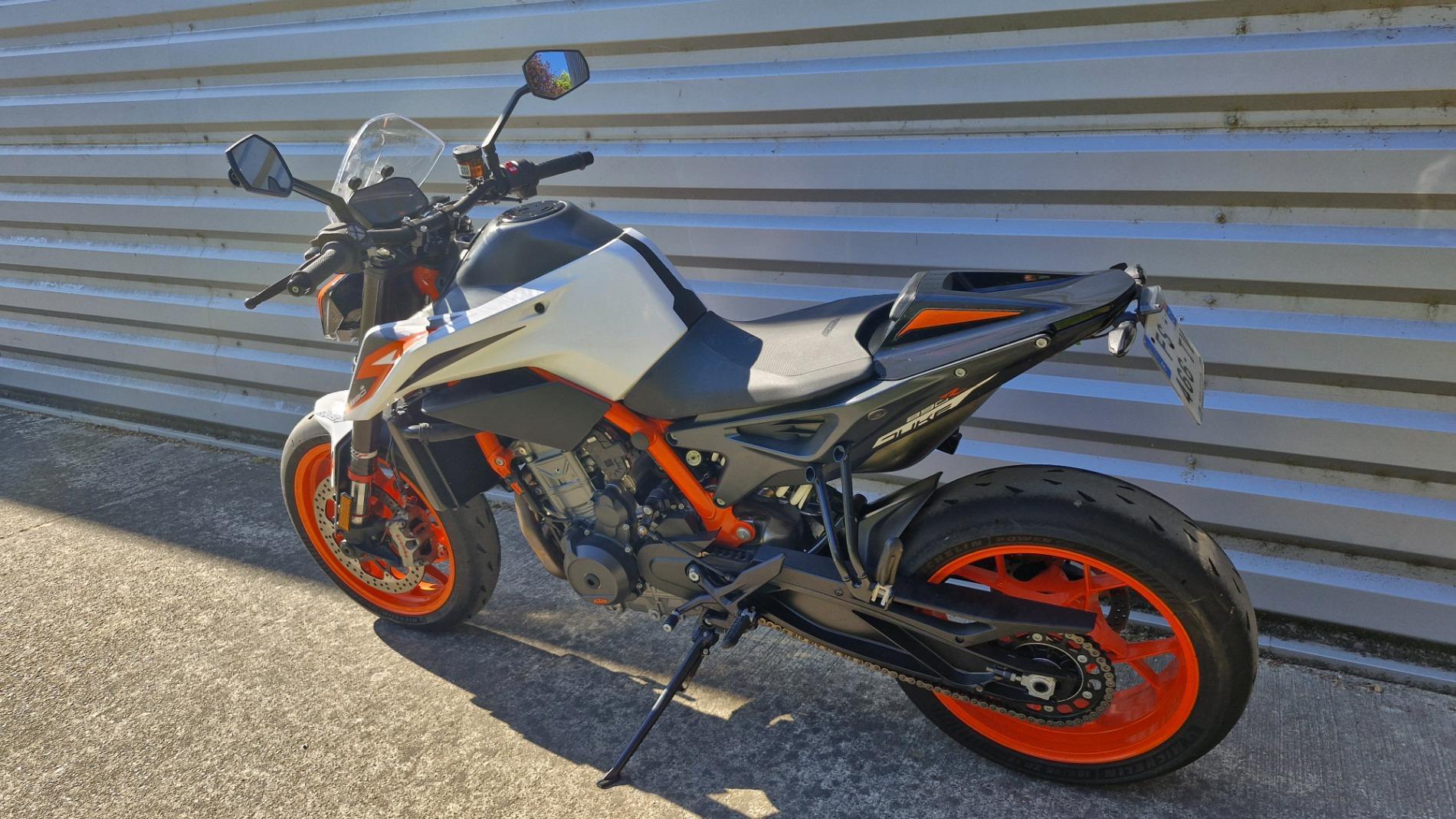 890 DUKE R